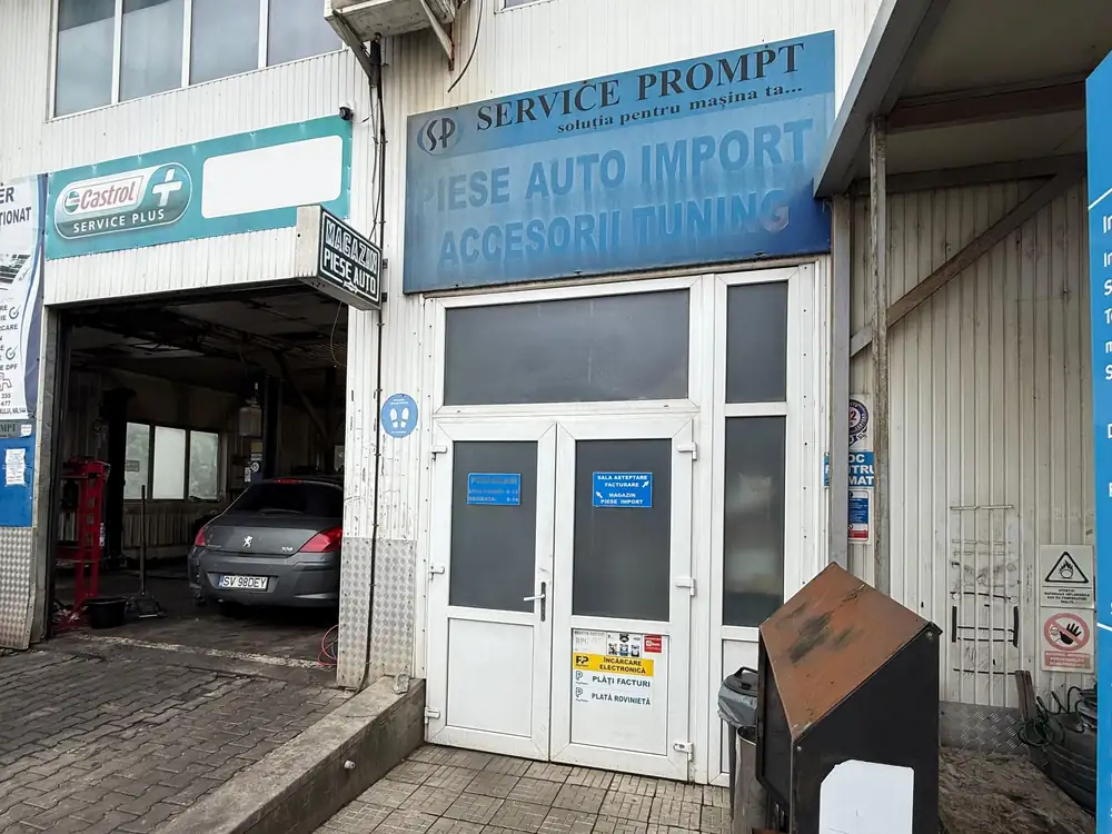 Intrarea în magazinul de piese auto Service Prompt de la sediul din Șcheia