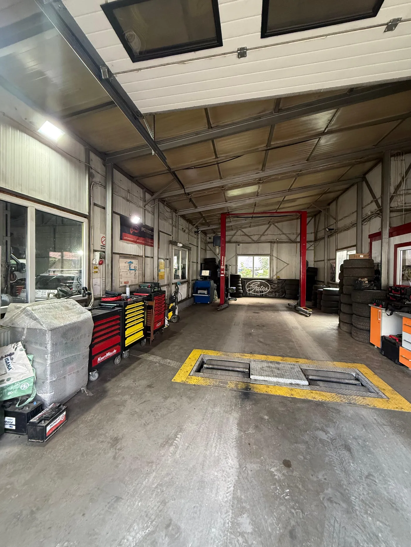 Uleiuri Castrol în atelierul Service Prompt din Șcheia, Suceava